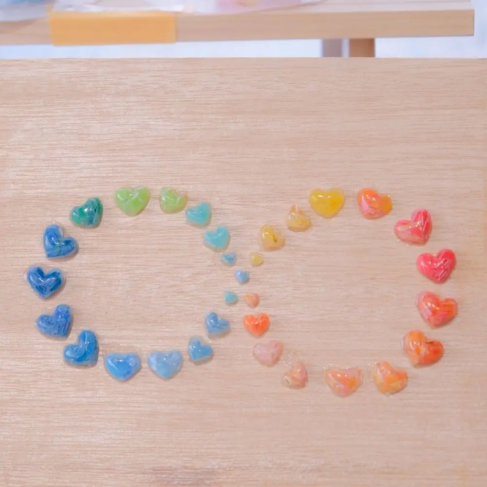 アート作品「希望（∞）」。31個のハートで無限大のかたちを描いた木製パネル