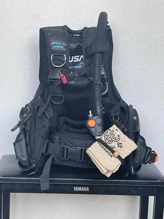 BCD（浮力調整装置）のベルトに取り付けられたみ*はなだポーチ