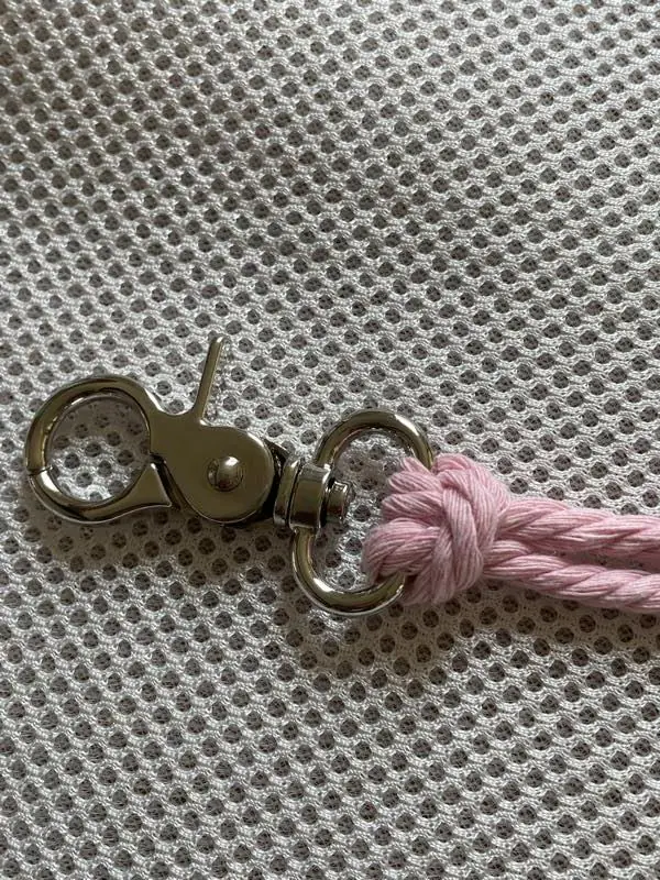 ポーチの紐に取り付けられたナスカン金具