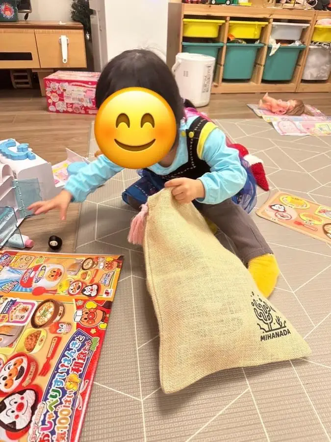 室内でポーチを持って遊ぶ子ども