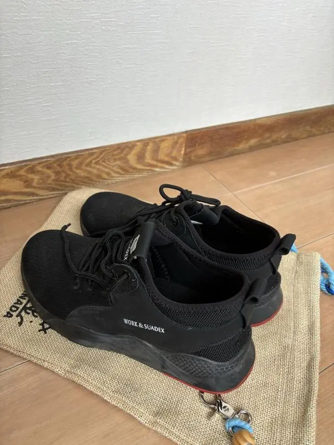 黒いスニーカーとポーチ
