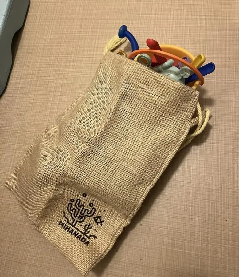 子どものおもちゃを入れたポーチ