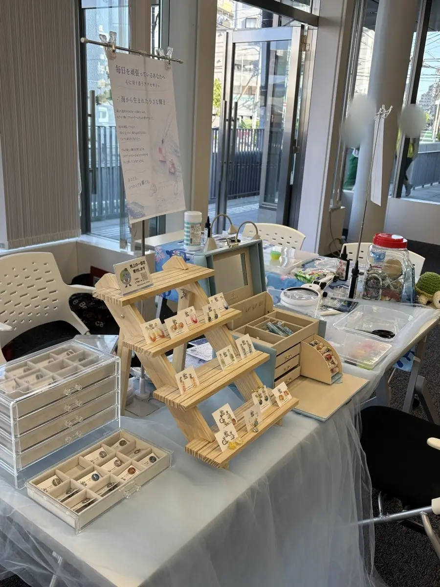 イベント会場の什器に、アップサイクル作品を並べた展示