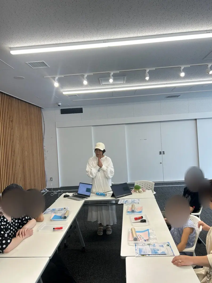 会議室に机を並べて開いたワークショップの全景。参加者が席について制作にとりくんでいる