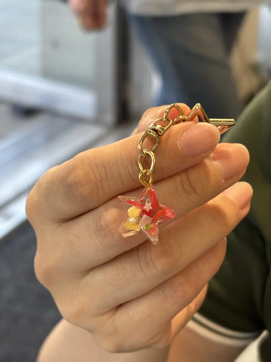 完成したキーホルダーを手にのせて見せているところ